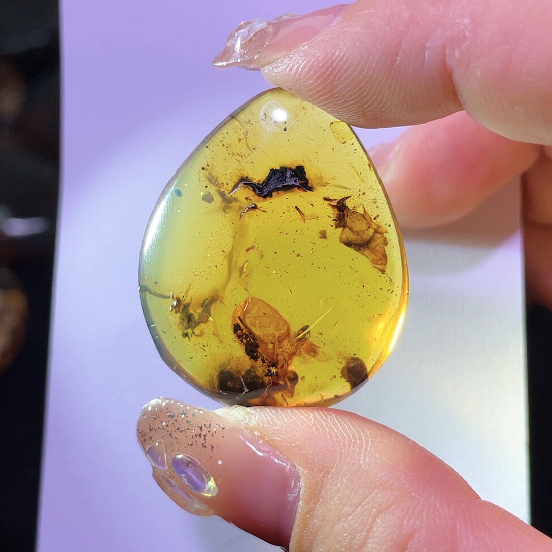 琥珀裸石未镶嵌。