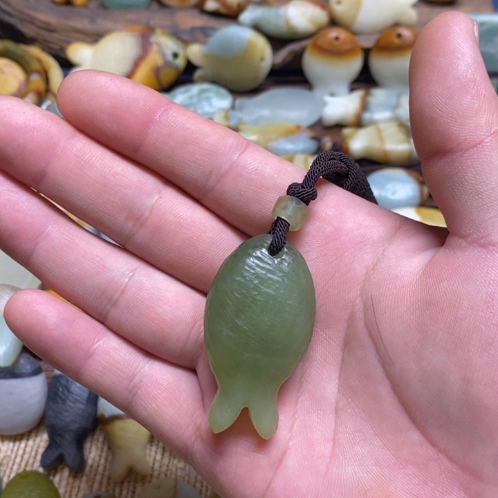 均***均蛇纹石玉未镶嵌颈饰