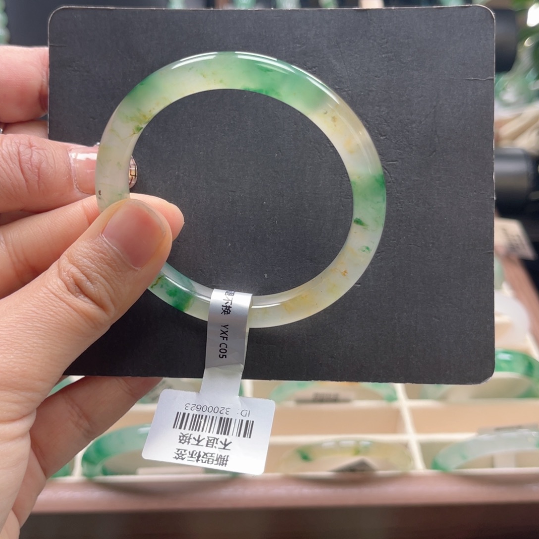 石英质玉（非洲翠）未镶嵌手镯