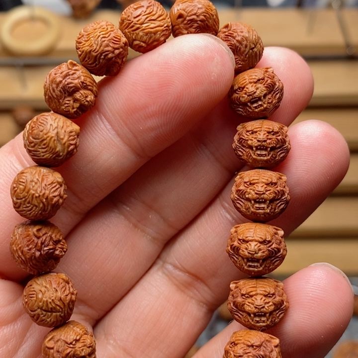 桃核雕刻老虎手串