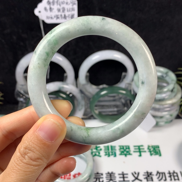 翡翠未镶嵌手镯28号。 52.6圈