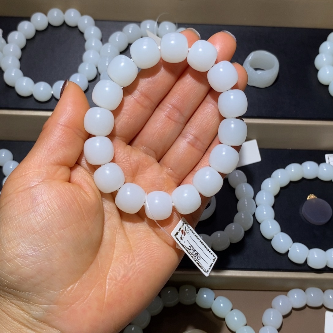 虎***僧和田玉未镶嵌手串