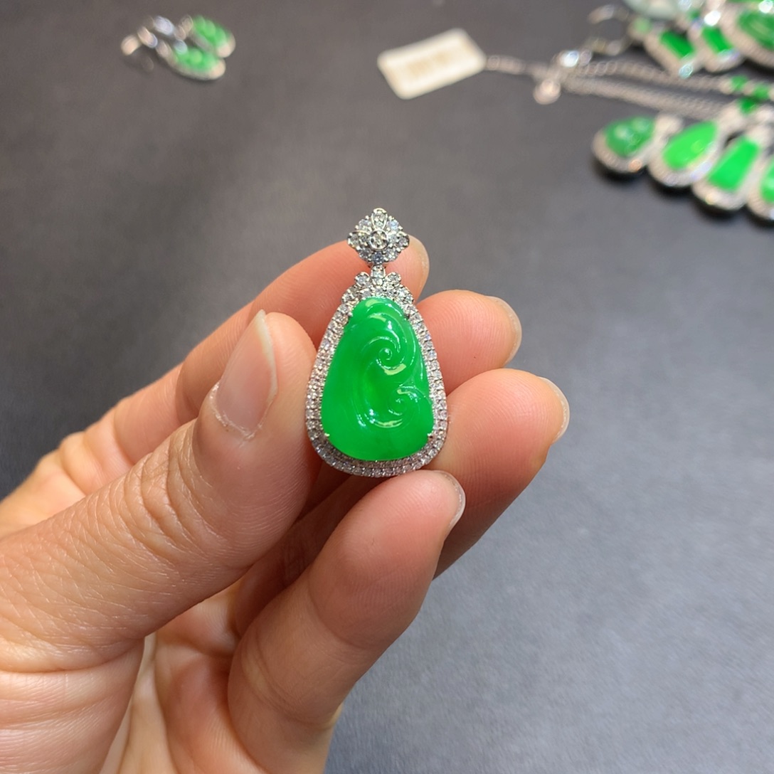 翡翠吊坠(不含链)18K金镶嵌s**e