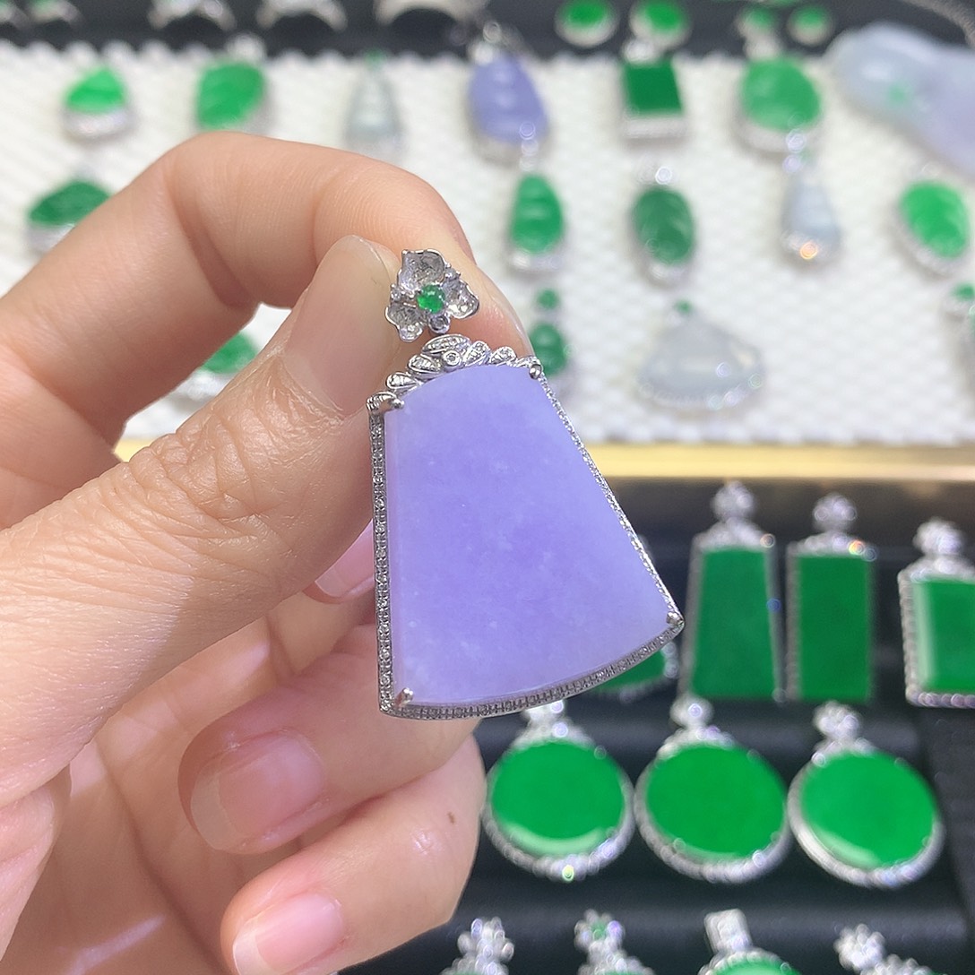 颈饰18K金镶嵌翡翠来****~吊坠