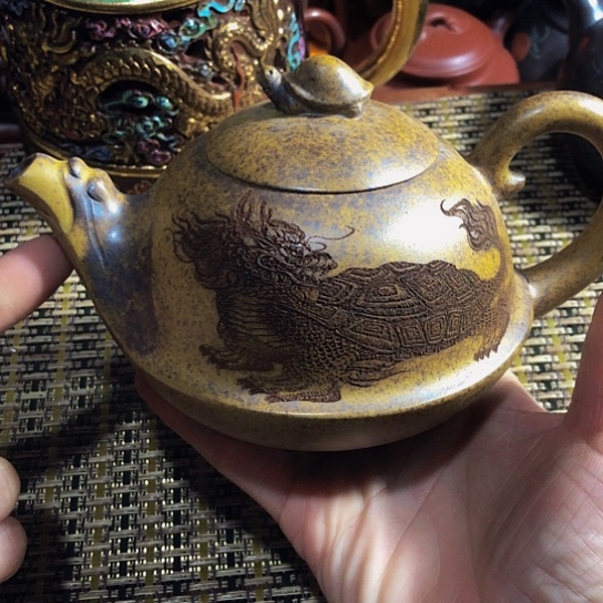 紫砂茶壶原矿泥料手工制作的紫砂壶。