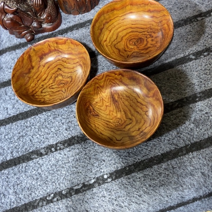 标***贡木盘子三个三个。