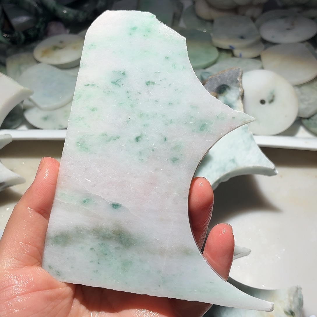 翡翠未镶嵌颈饰边角料