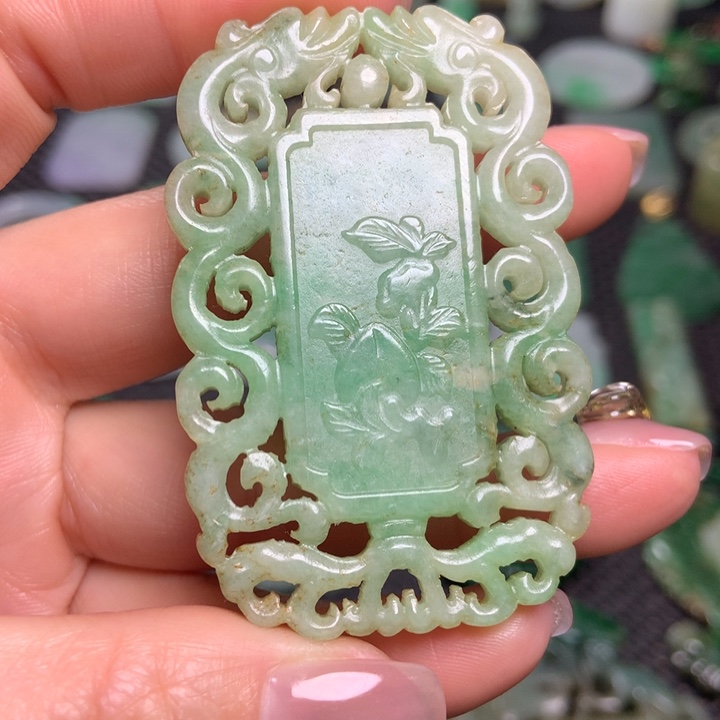 翡翠挂件未镶嵌……