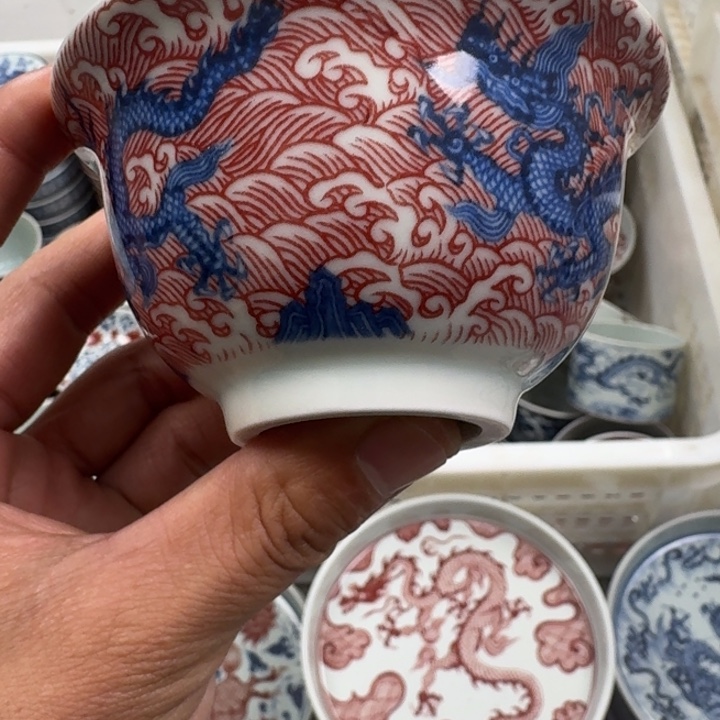 摆件釉里红海水龙大压手