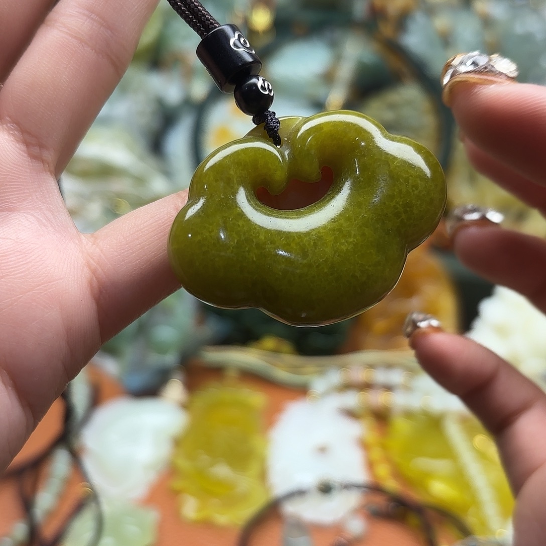 蛇纹石玉未镶嵌吊坠