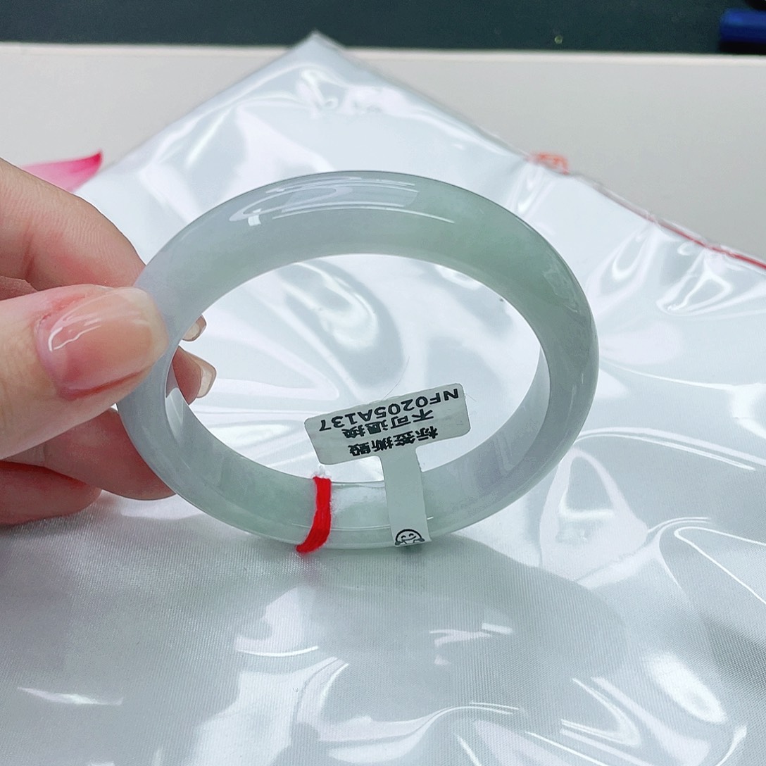 翡翠手镯未镶嵌正57