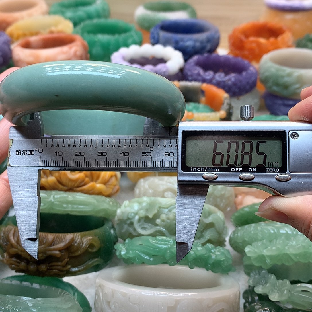 未镶嵌手镯石英质玉