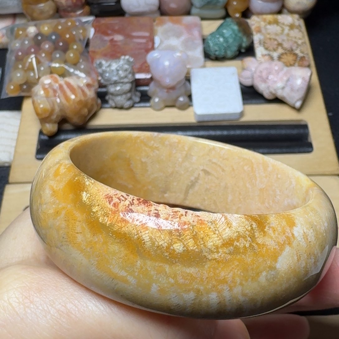 硅化玉56黄虫纹飘点彩，边缘有骨骼未镶嵌