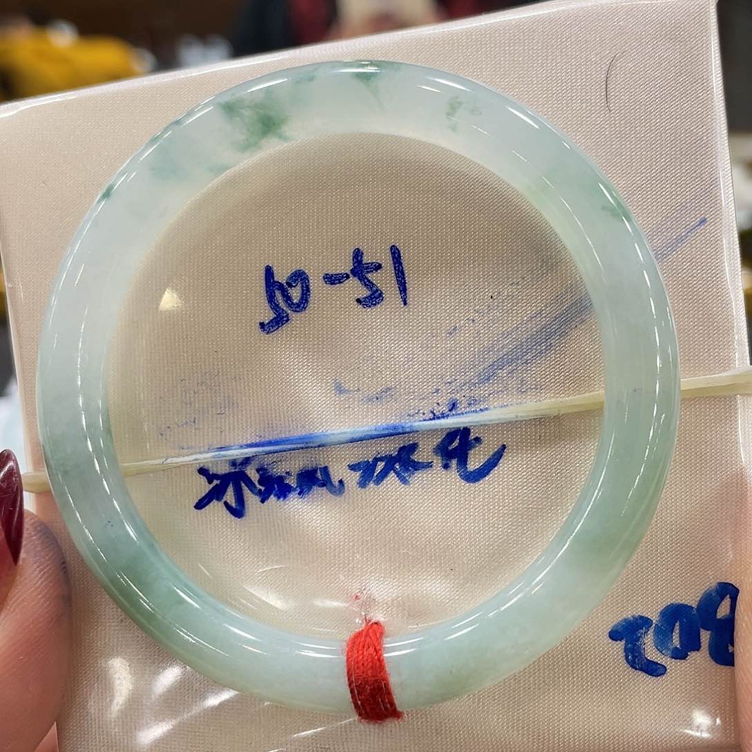 翡翠手镯未镶嵌翡翠手镯