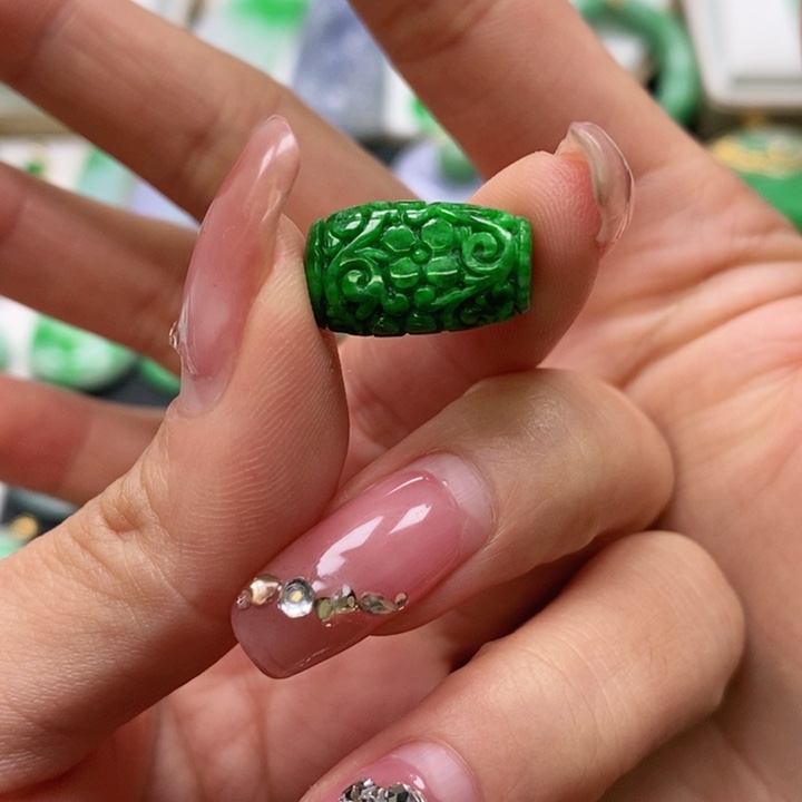 翡翠颈饰未镶嵌吊坠