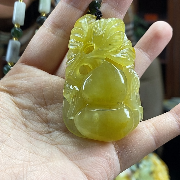 蛇纹石玉未镶嵌颈饰