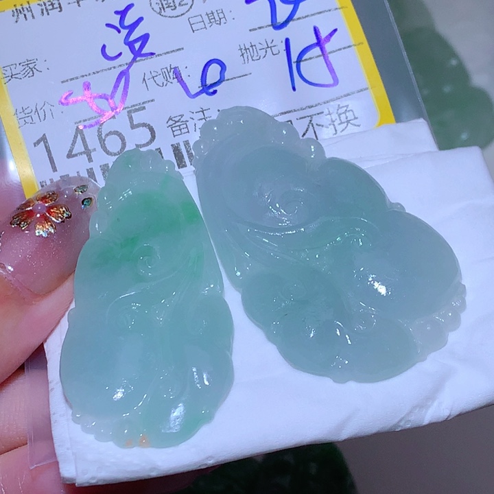 凌***霄翡翠未镶嵌颈饰这