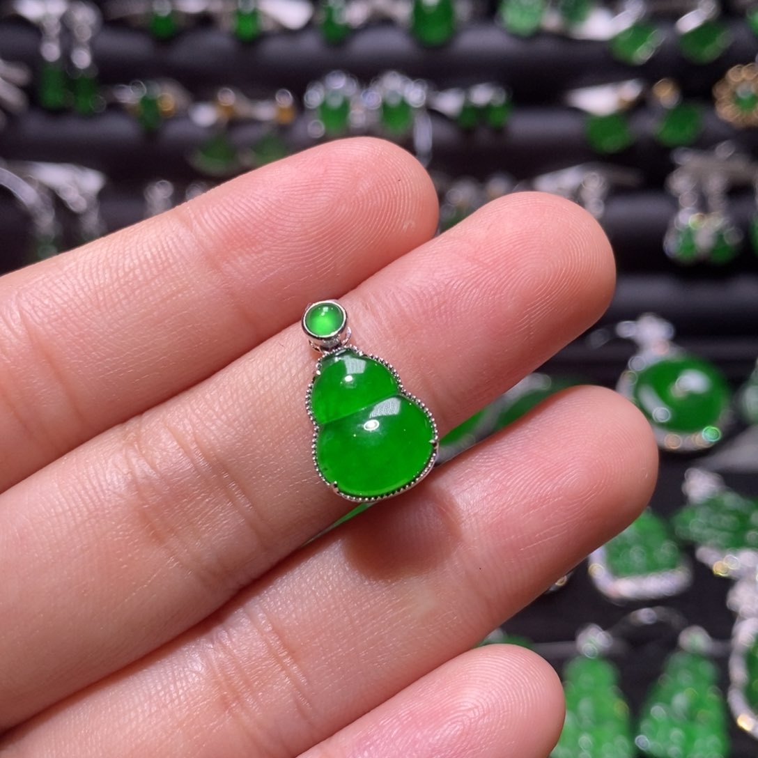 翡翠颈饰18K金镶嵌天然翡翠