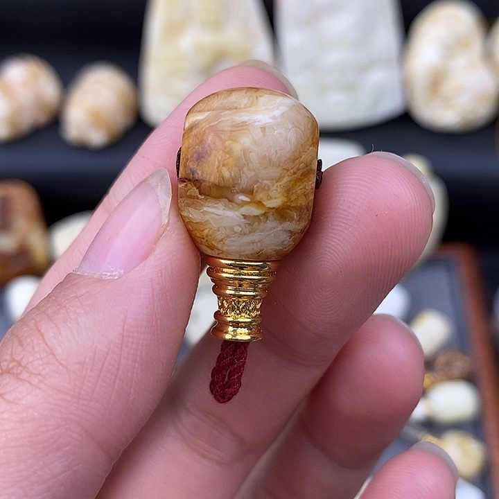 董***生琥珀未镶嵌裸石14三通