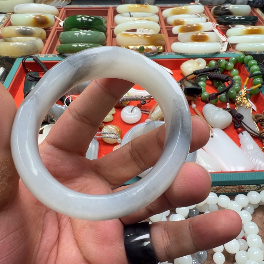 卡***K和田玉未镶嵌手镯