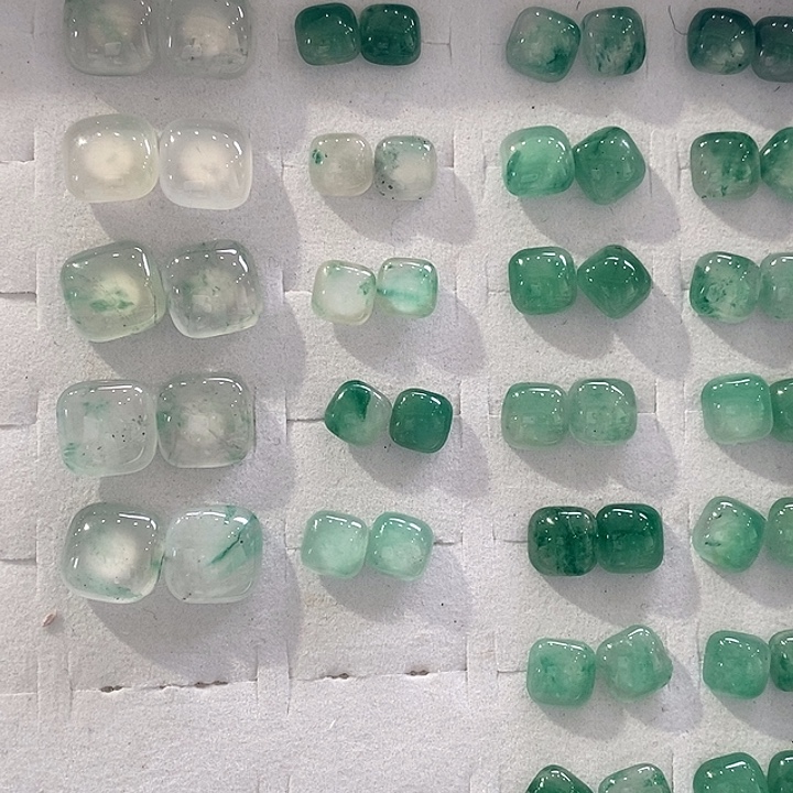 石英质玉（非洲翠）未镶嵌耳钉