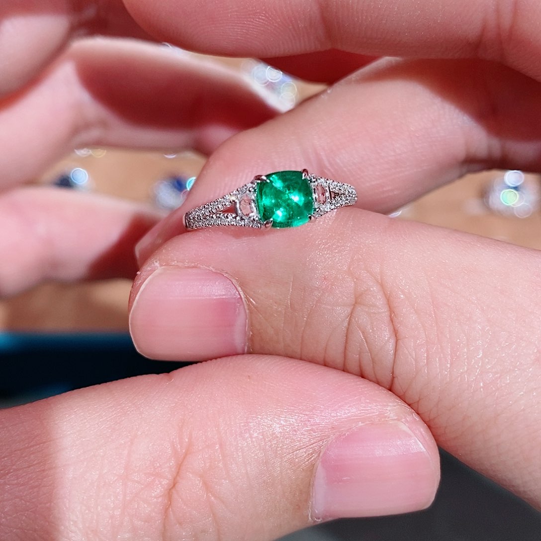 祖母绿戒指18K金镶嵌潘杰希尔0.85克拉