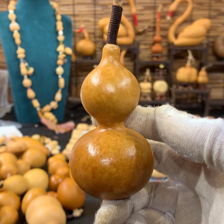 奶盖在床底下躺在了