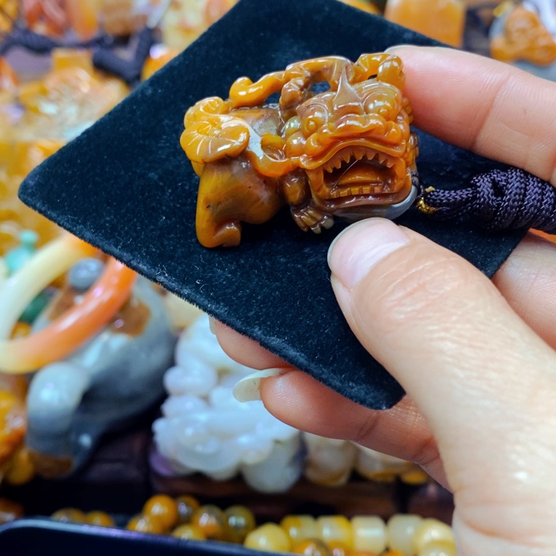 未镶嵌石英质玉（黄龙玉）颈饰