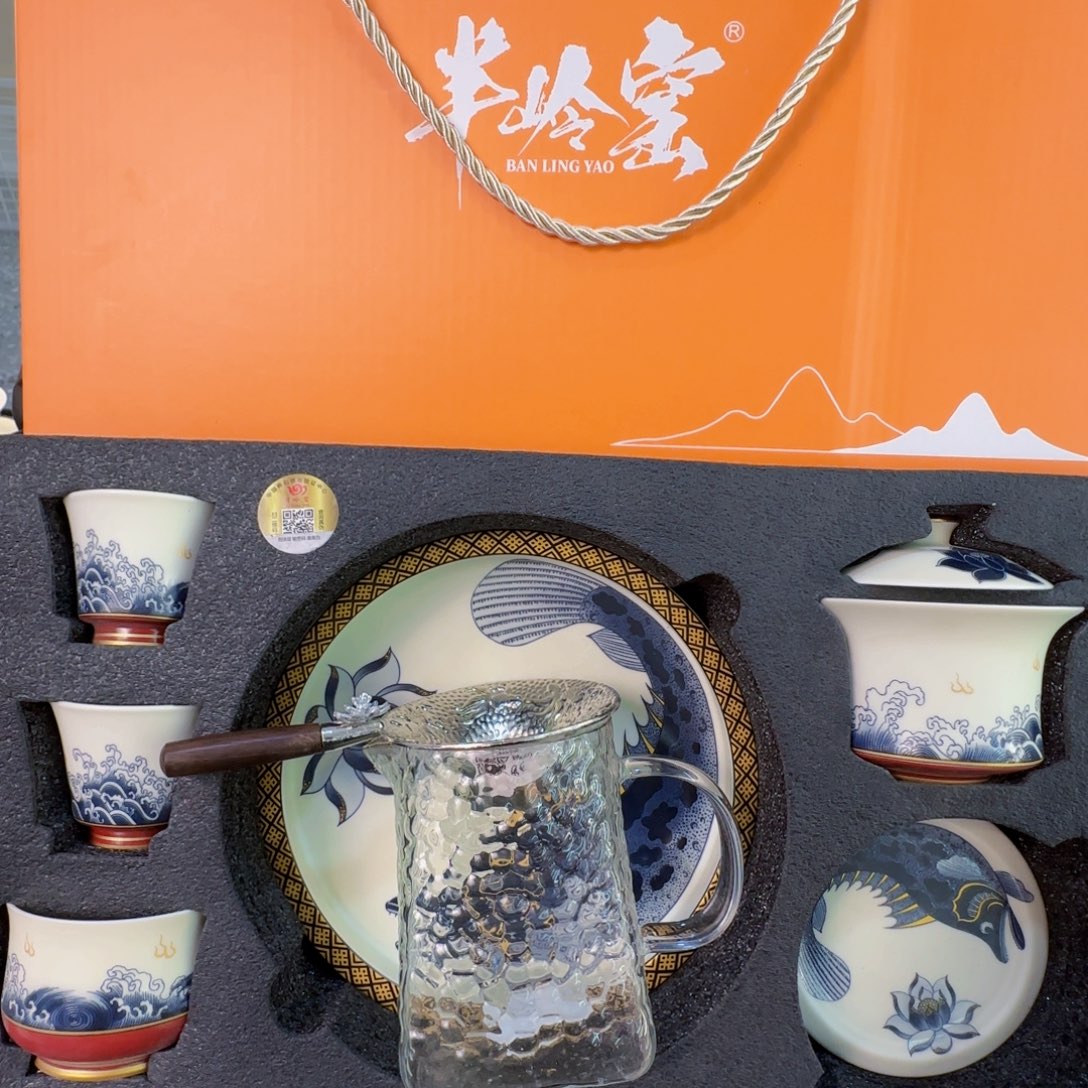 当代艺术家辞典等多部著作