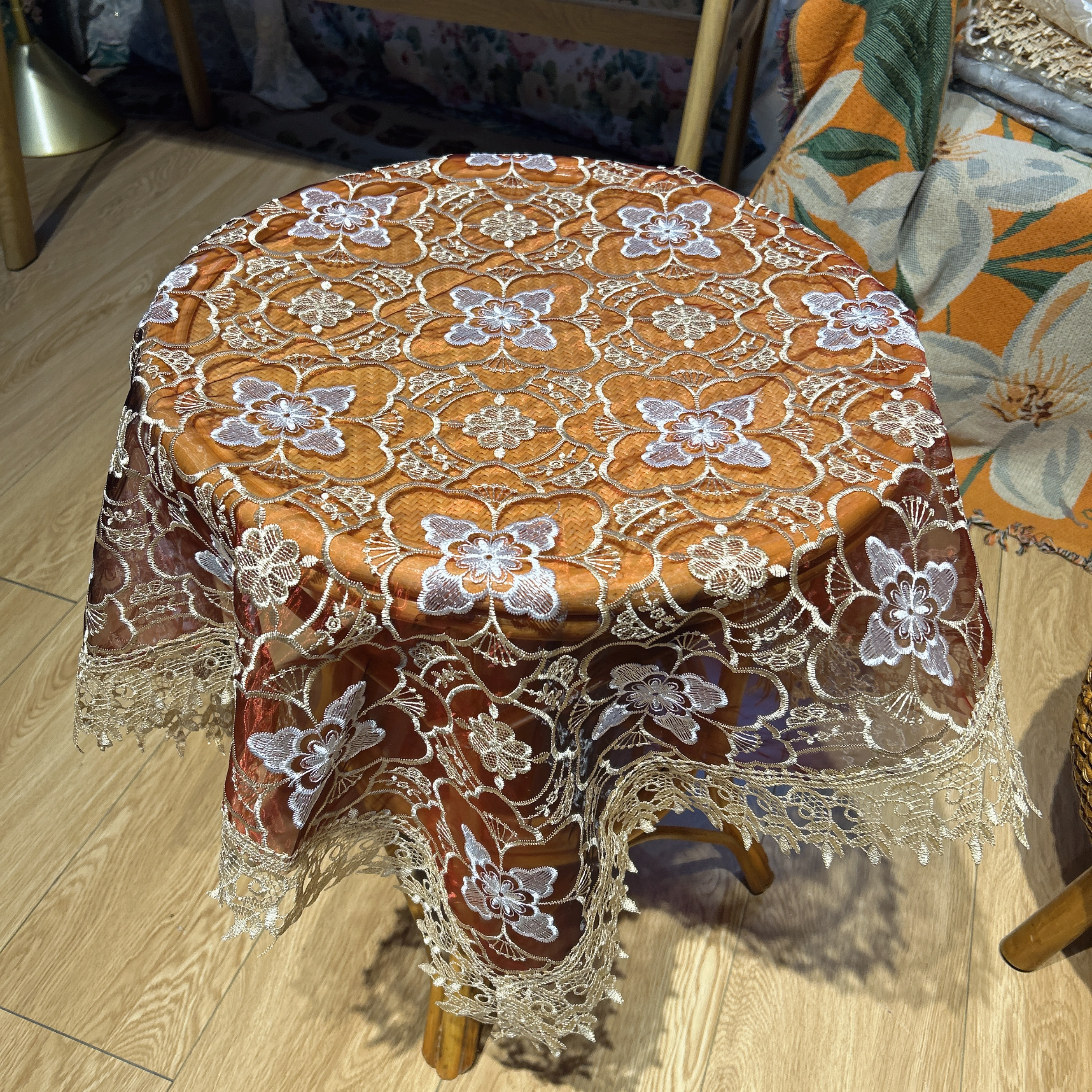 DY058-17-3丝光线（90*90cm）红底四叶小白花简约年味桌布