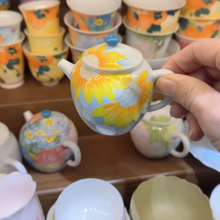 青花壶在景德镇民间的传承发扬也十分盛行