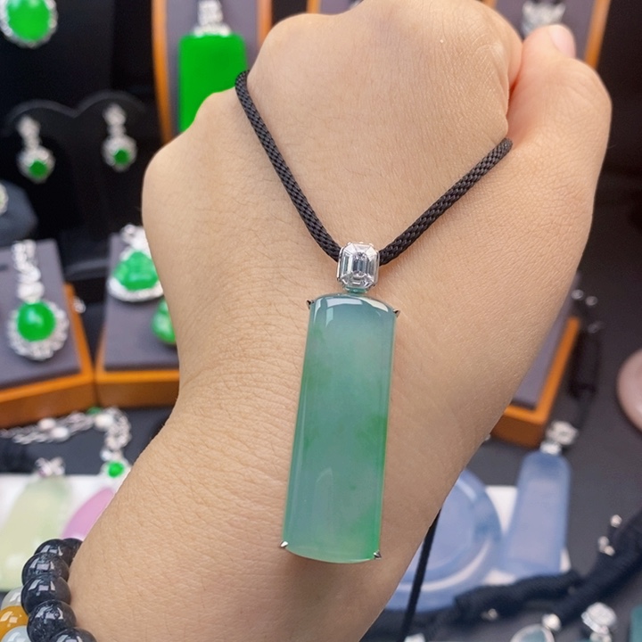 翡翠18K金镶嵌颈饰无事柱