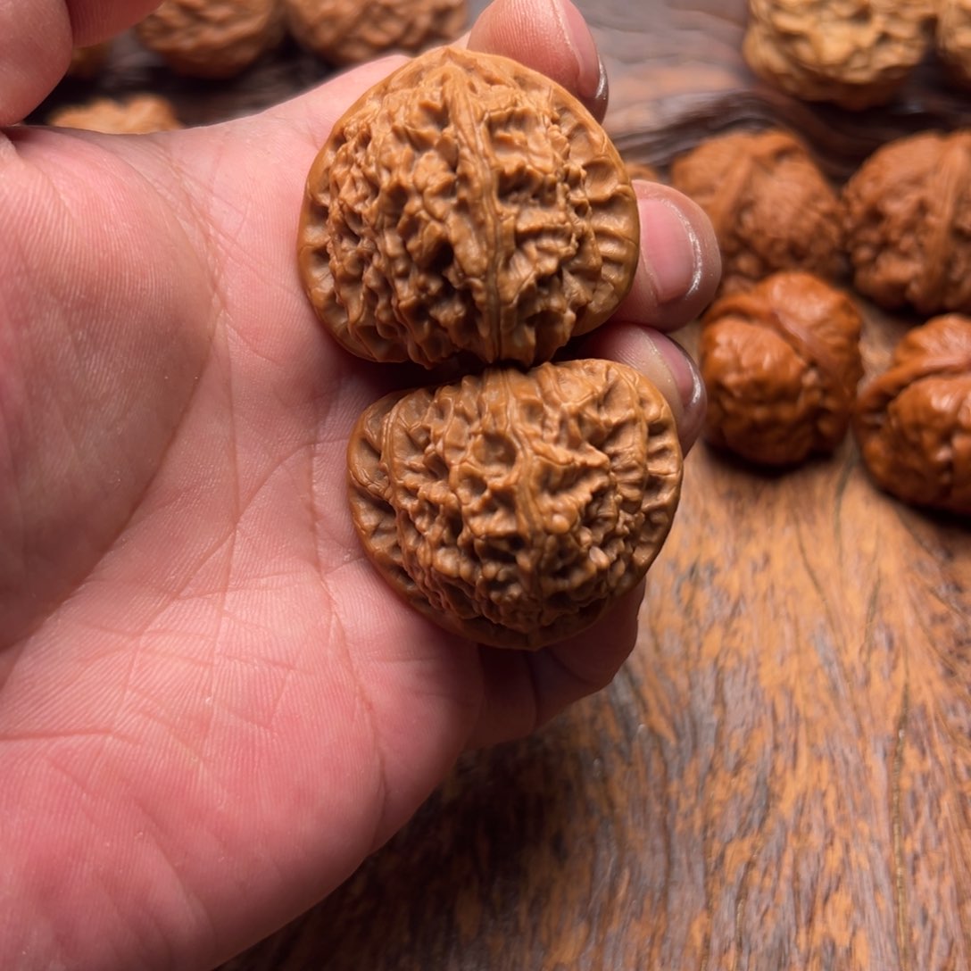 文玩核桃把件是*三角白