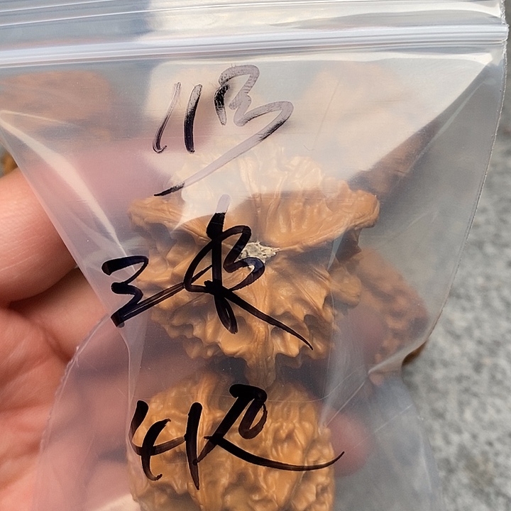 文玩核桃吊坠三棱