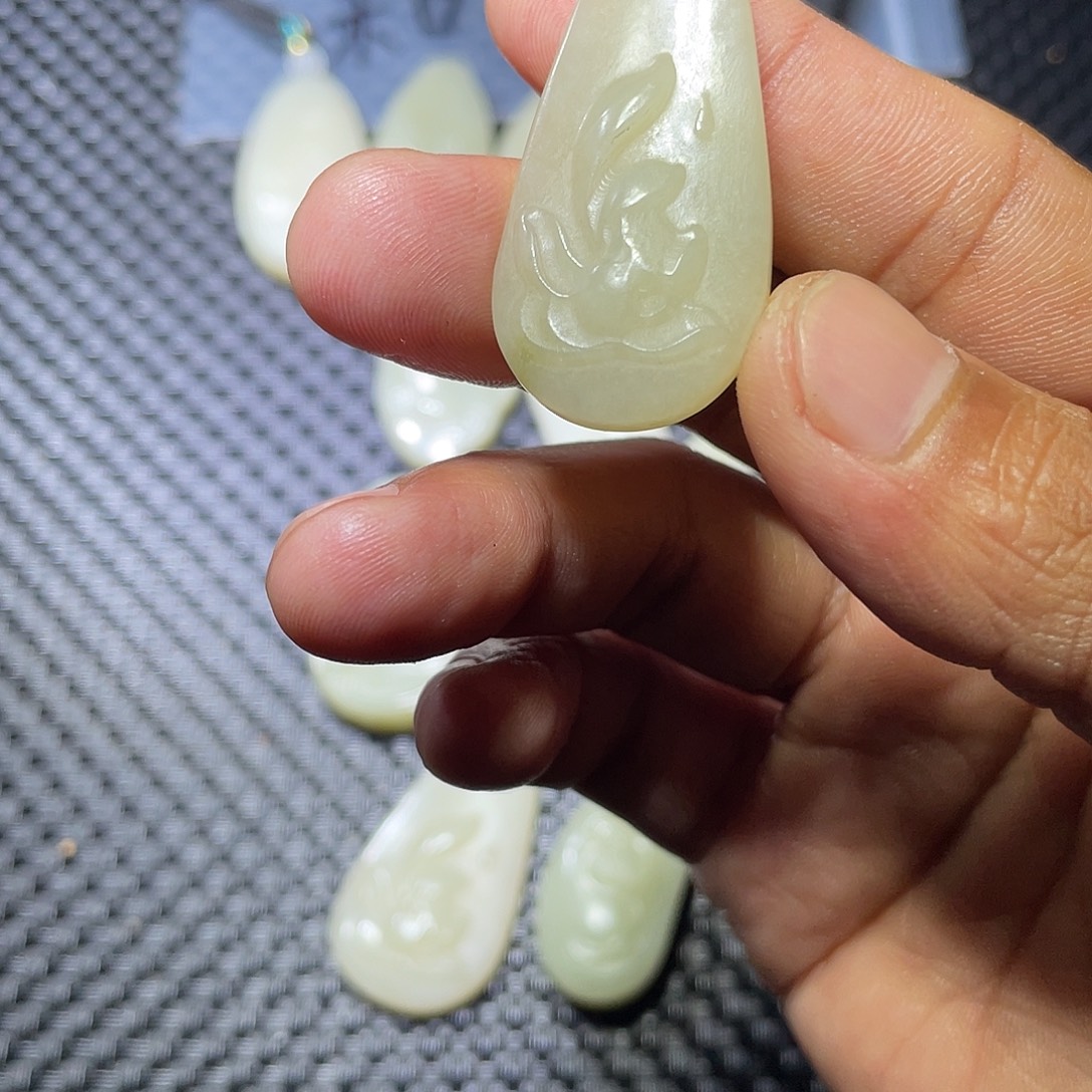 我***年和田玉未镶嵌颈饰