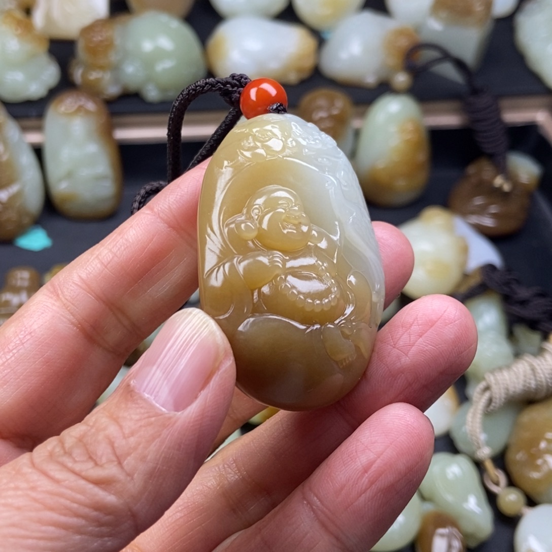 幸***人和田玉（糖玉）未镶嵌颈饰