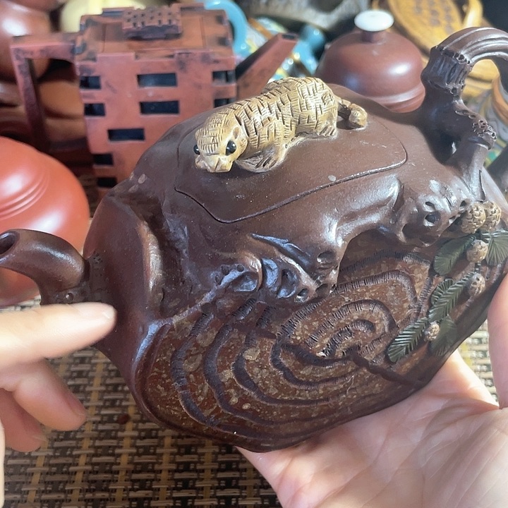 紫砂茶壶原矿泥料手工制作紫砂壶。