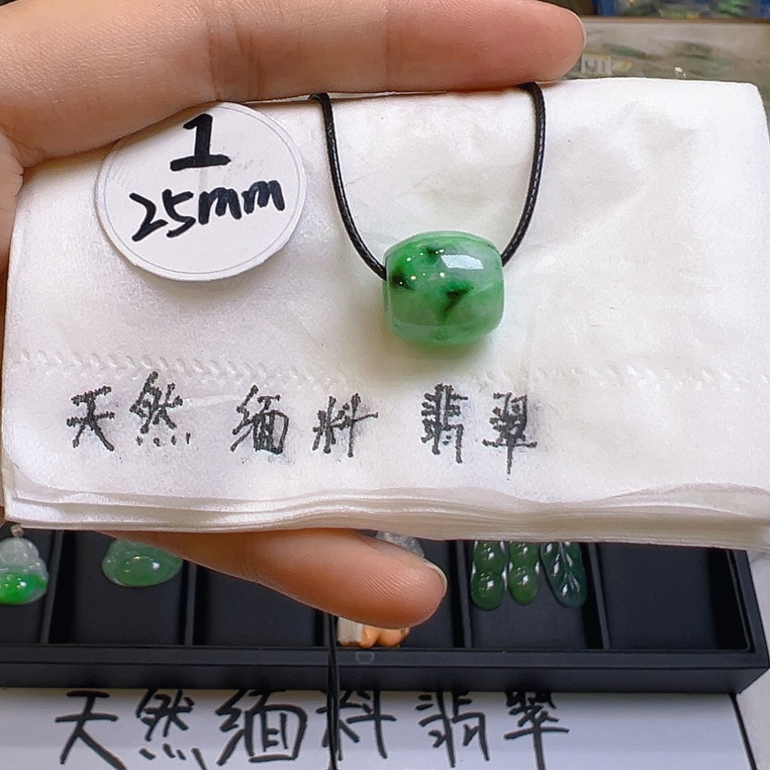 翡翠吊坠(不含链)未镶嵌翡翠