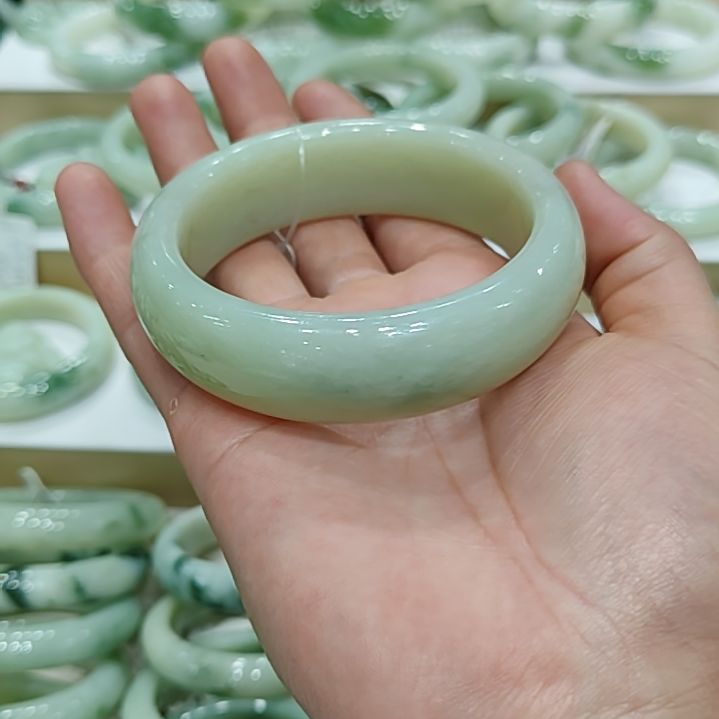 透闪石-蛇纹石玉未镶嵌手镯十**妆