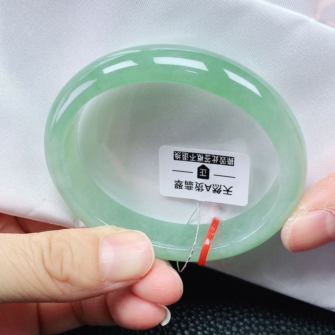 翡翠手镯未镶嵌54贵