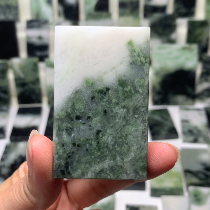 独山玉颈饰未镶嵌