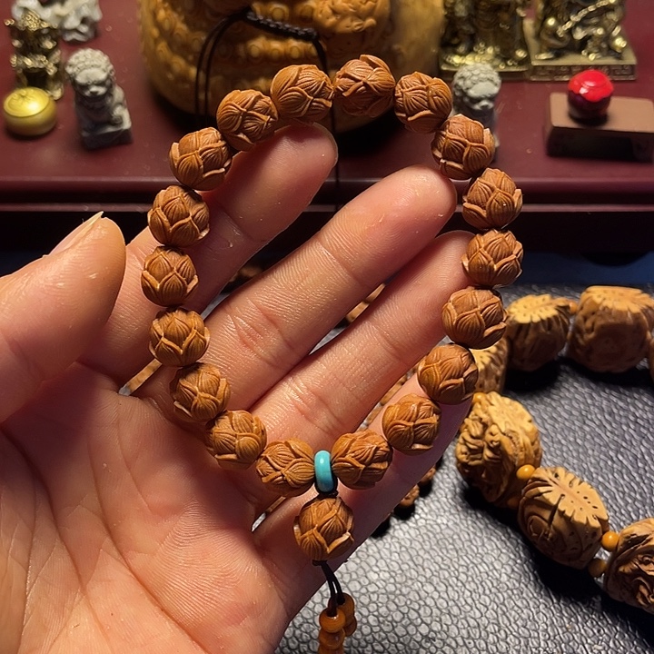 龙纹桃核雕刻莲花