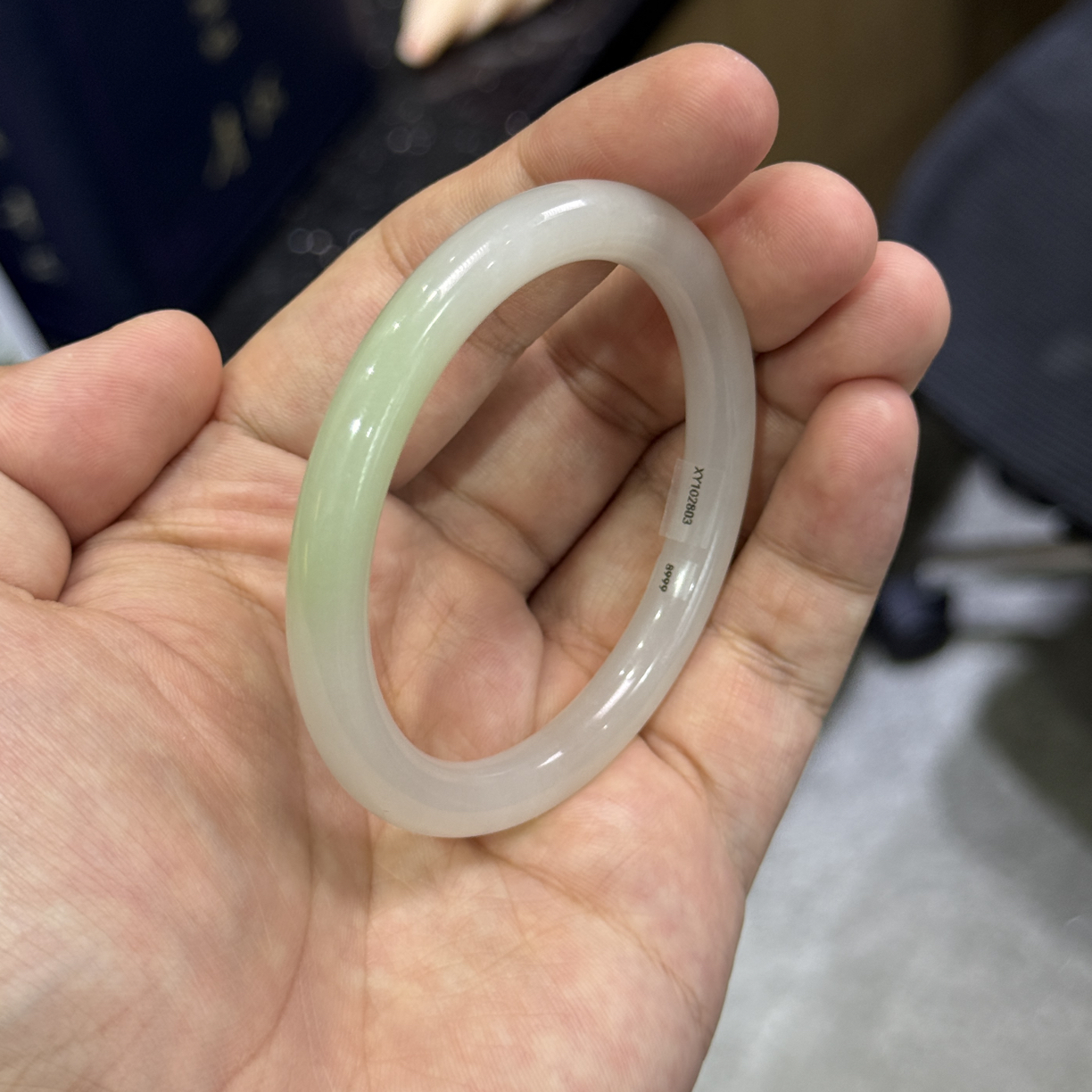 和田玉手镯2803白底翠美人条手镯55-56圈口