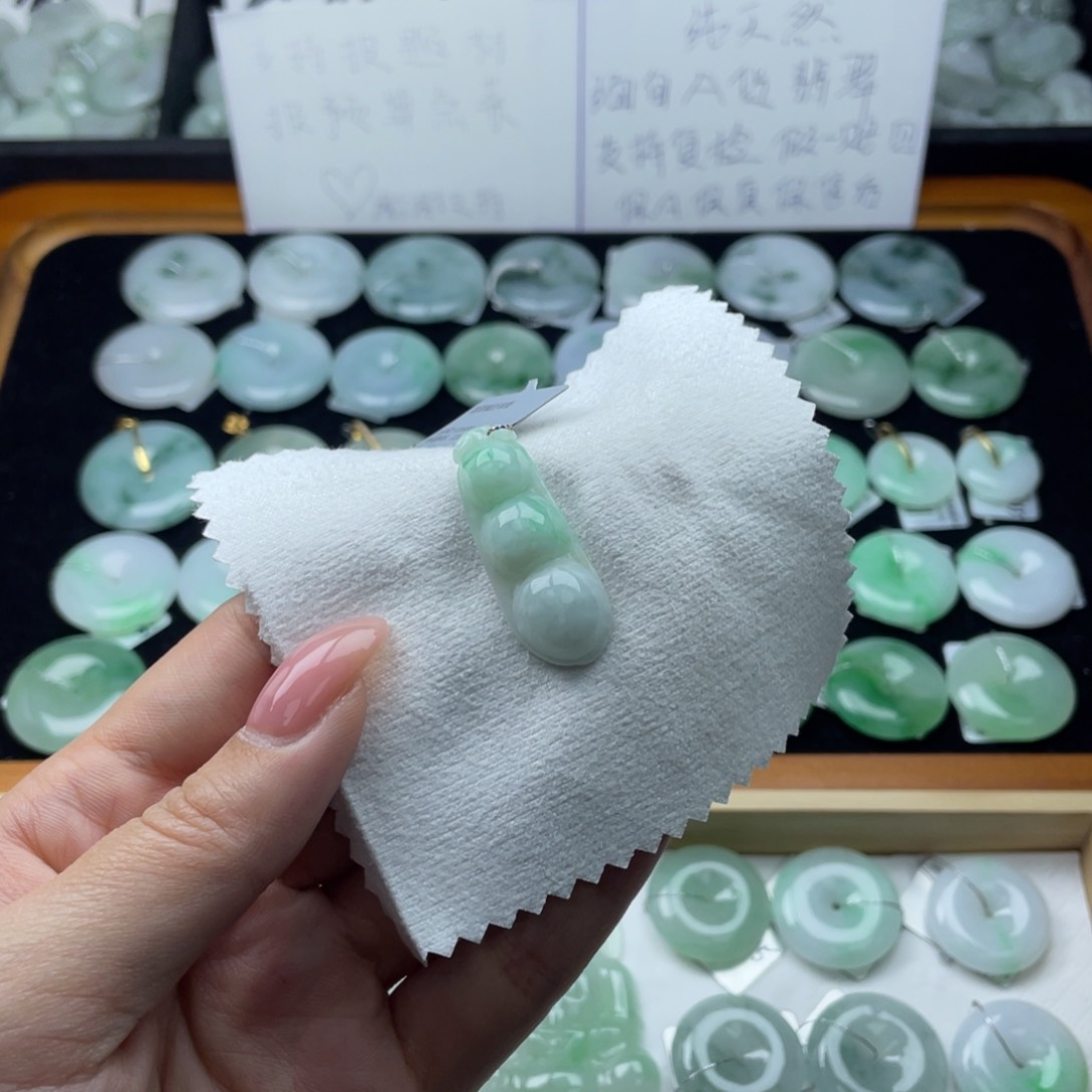 翡翠颈饰未镶嵌福豆