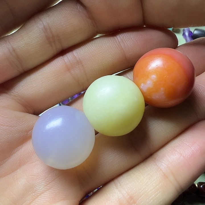 胡***为玛瑙/玉髓未镶嵌珠宝半成品