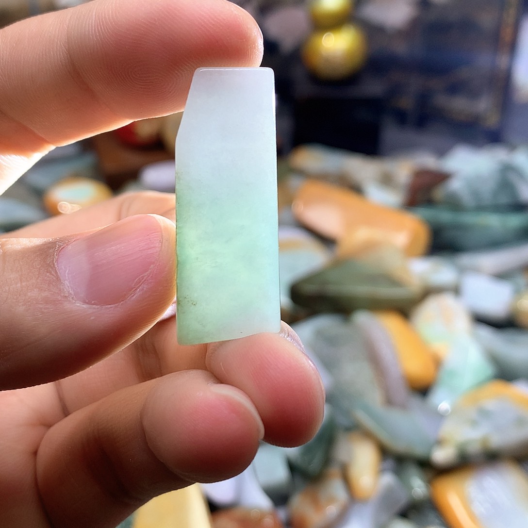 翡翠耳饰未镶嵌翡翠