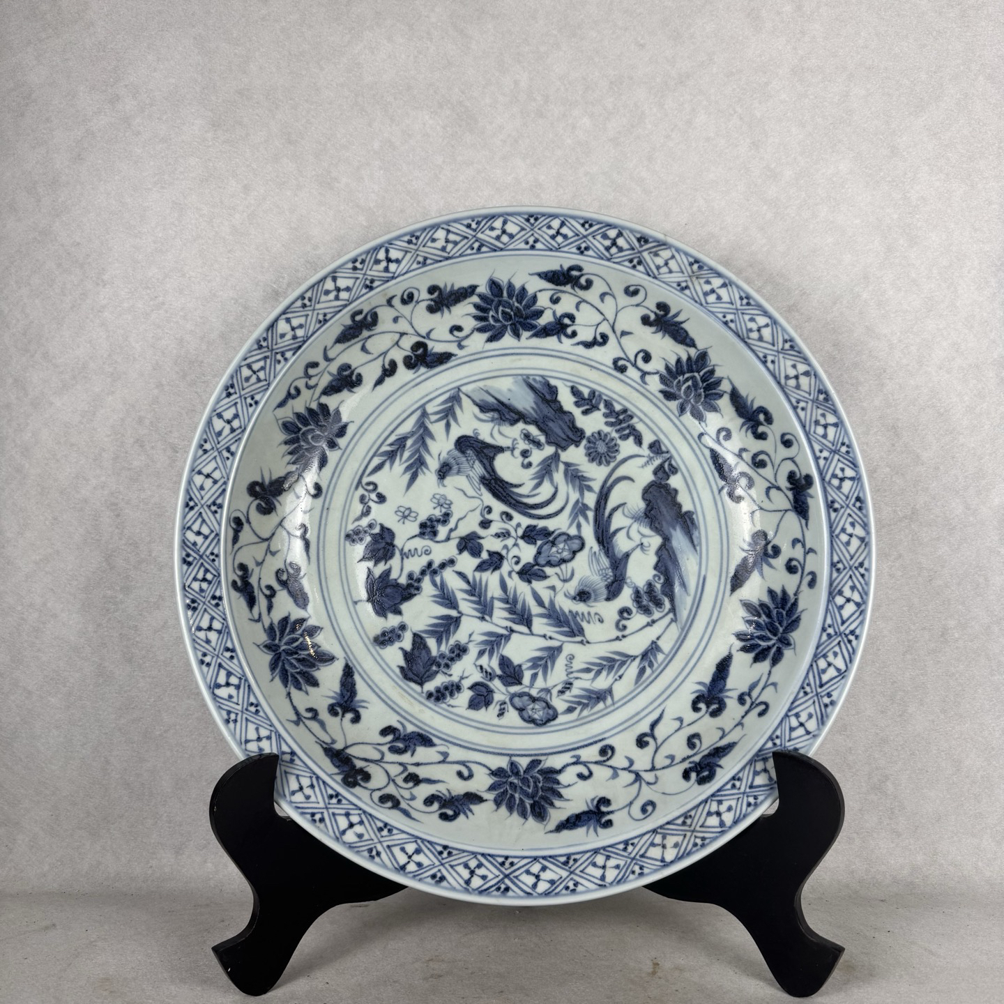 青花缠枝莲花鸟纹赏盘高度：45cm 口径：46cm