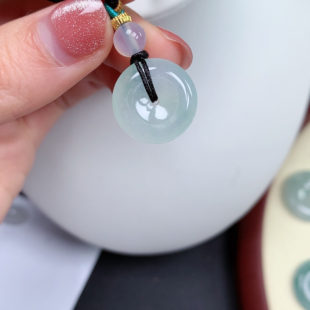 翡翠颈饰未镶嵌平安扣