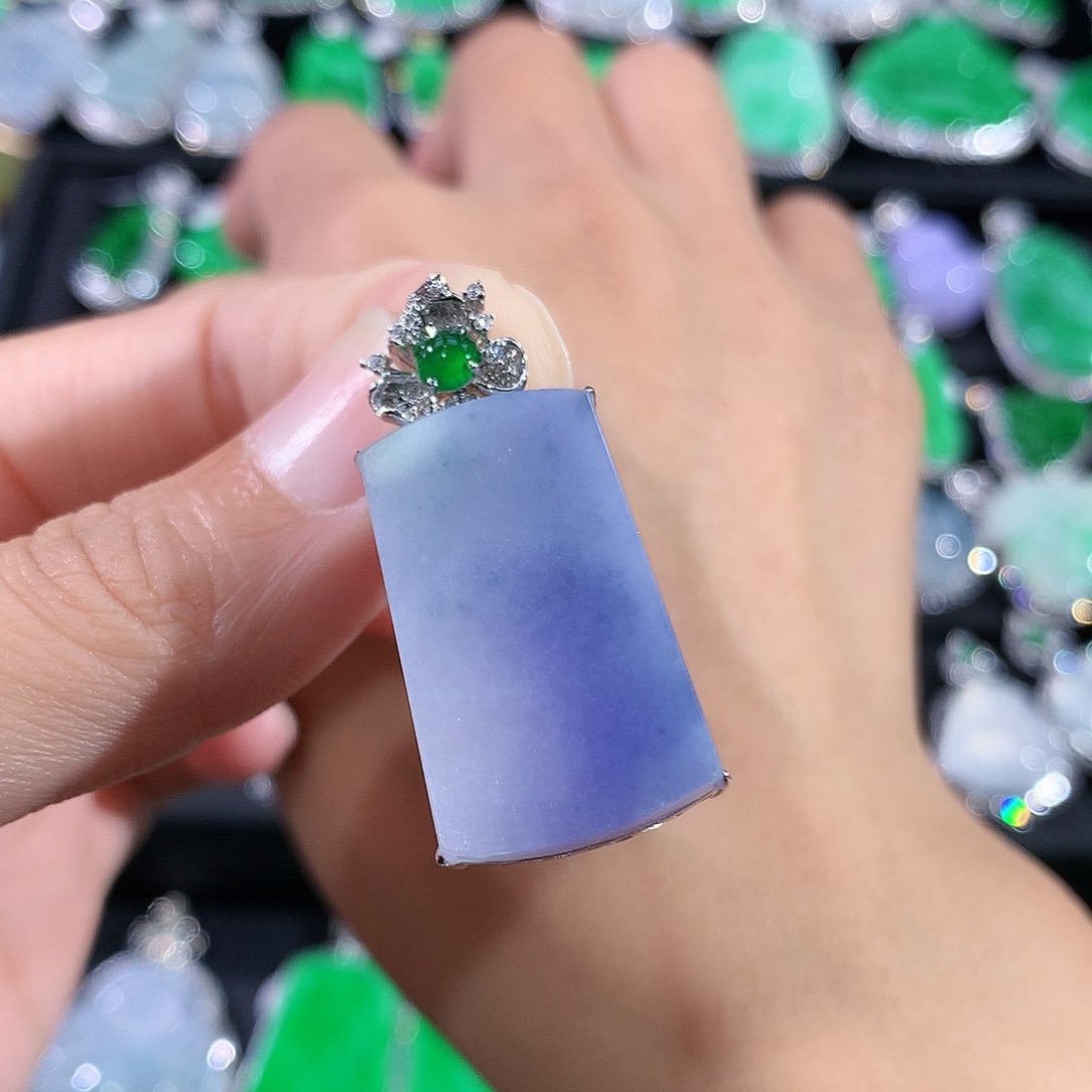 翡翠18K金镶嵌颈饰