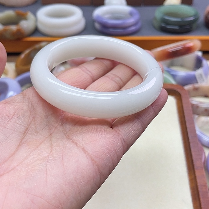 未镶嵌手镯石英质玉哥****?